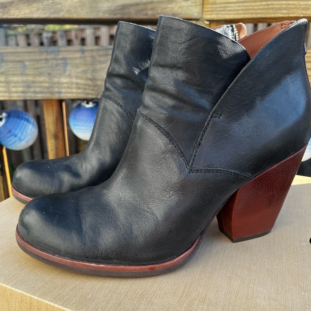 Kork-ease boots- black with brown heel